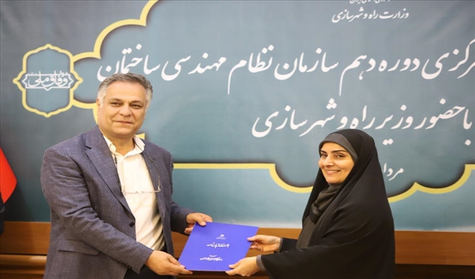 اهدا حکم عضویت در شورای مرکزی دکتر شهاب آدم نوه سی